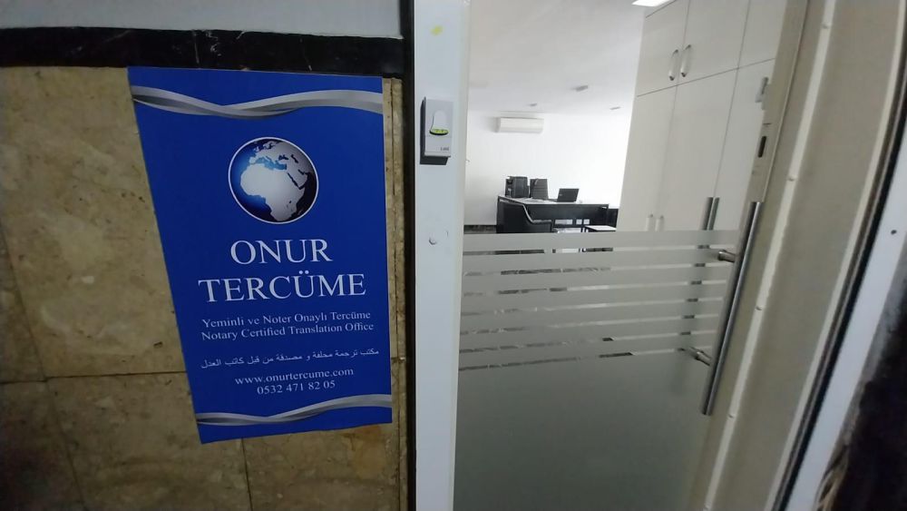 Kızılay şubesinin ofis kapısı ve Onur Tercüme tabelası